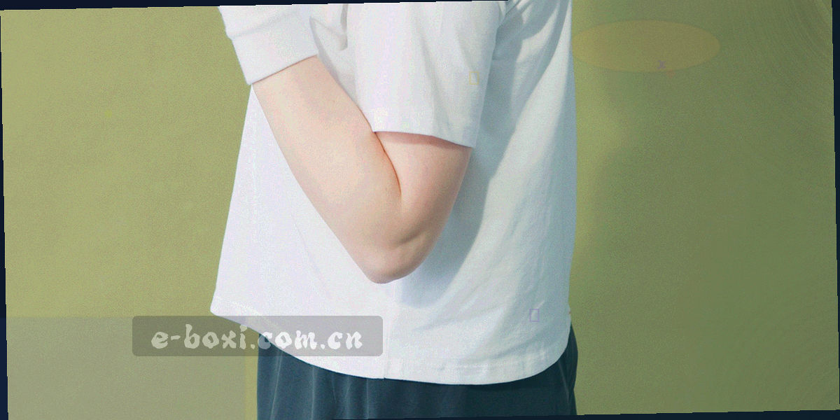 服务器机架上的绿色指示灯